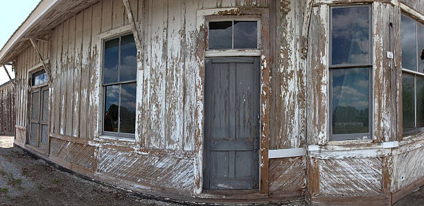 istock Abandoned Vintage Railway Station 484431502
