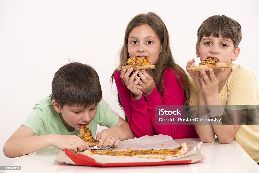 Bambini mangiando pizza. - Foto stock royalty-free di Mangiare