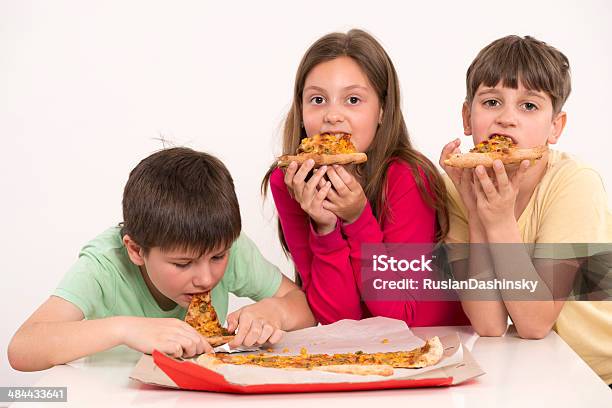 Bambini Mangiando Pizza - Fotografie stock e altre immagini di Mangiare - Mangiare, Pizza vegetariana, Adolescente