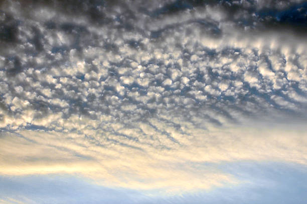 dramatyczne niebo - storm cloud stratosphere overcast four seasons zdjęcia i obrazy z banku zdjęć