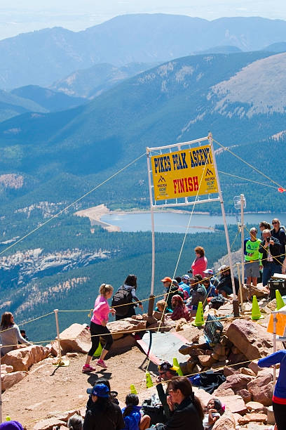 pikes peak-marathon und ascent - 14000 foot peak stock-fotos und bilder