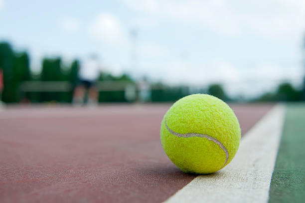 pallina da tennis - baseline foto e immagini stock