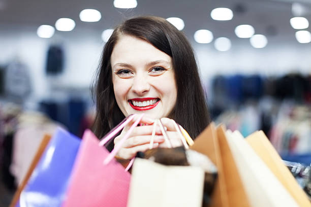 istock Girl in the shopping mall 484468457