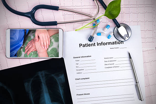 services médicaux en ligne :  x-ray et smartphone avec stéthoscope - palm leaves photos et images de collection