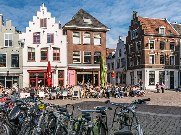 kuvapankkikuvat ja rojaltivapaat kuvat aiheesta kahvilat ja vanhat talot, utrecht, alankomaat - shopping street in utrecht netherlands