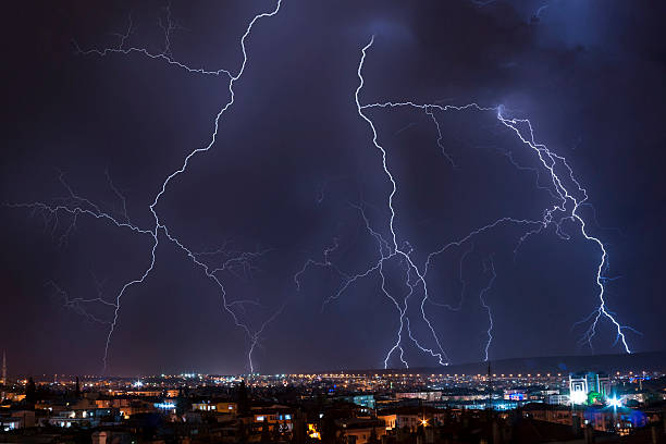 tempesta di fulmini sulla città. - lightning house storm rain foto e immagini stock