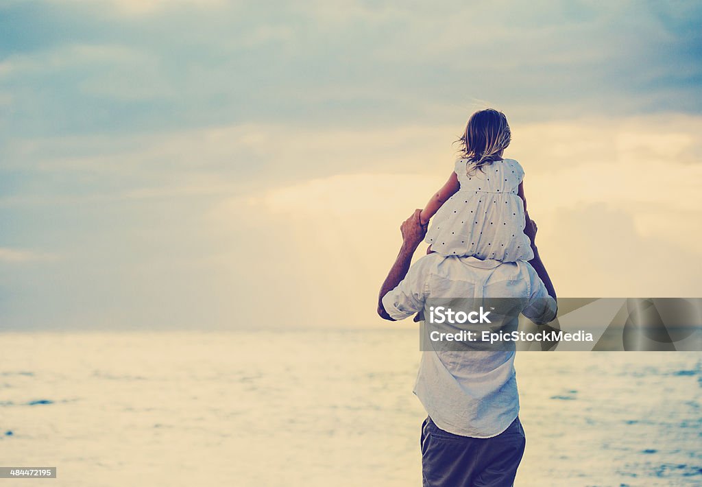 Vater und Tochter spielen am Strand bei Sonnenuntergang - Lizenzfrei Aktivitäten und Sport Stock-Foto