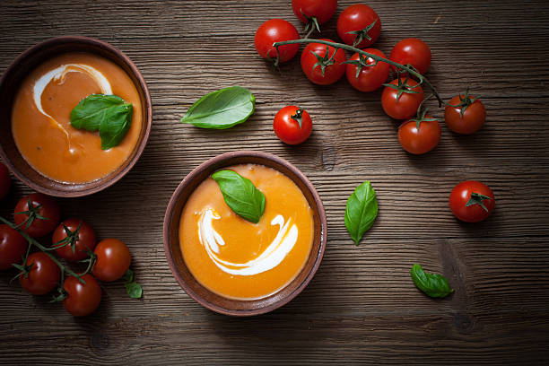 토마토 수프 - tomato soup red basil table 뉴스 사진 이미지
