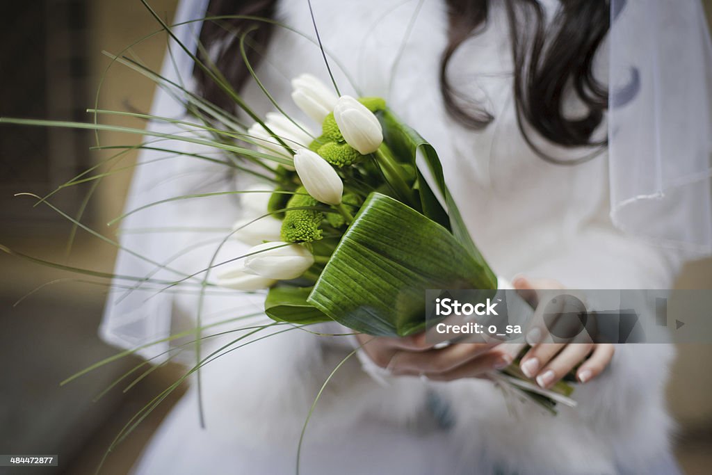 Foto de Noiva Segurando Buquê De Casamento De Branco E Dourado Tulipes De  Margaridas e mais fotos de stock de Adulto - iStock