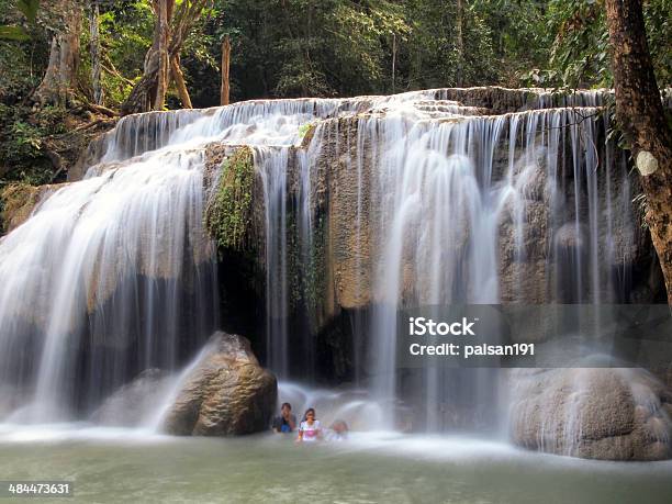 Foto de Cachoeira No Parque Nacional De Erawan Kanchanaburi Tailândia e mais fotos de stock de Bebida gelada