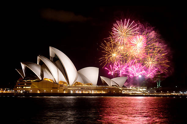 sydney opera house feuerwerk - sydney opera house sydney harbor sydney australia australia stock-fotos und bilder