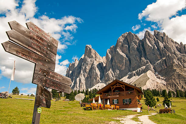 baita en sudtirol, dolomiti, italia - alpes dolomíticos fotografías e imágenes de stock