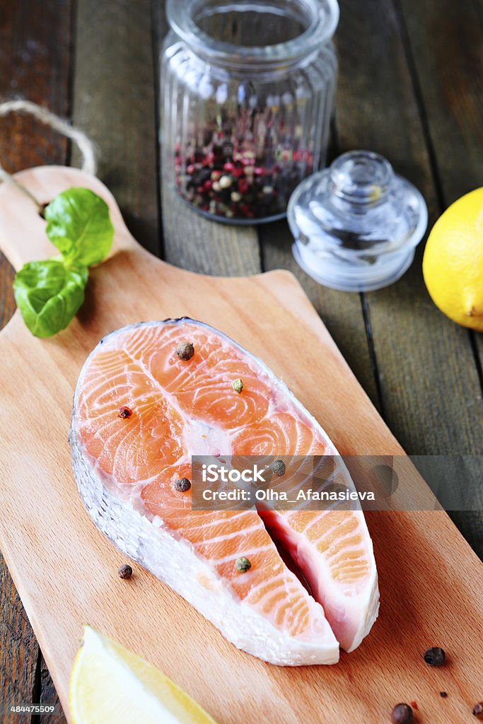 Peça de peixe fresco sobre uma tábua de corte - Foto de stock de Alimentação Saudável royalty-free