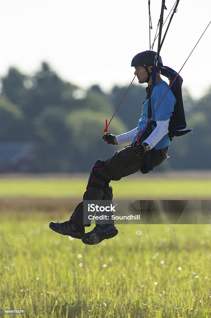 サマーフィールド Parachutist ランディング - エクストリームスポーツのロイヤリティフリーストックフォト