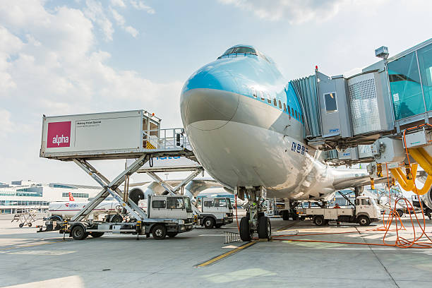 obsługę statku powietrznego, w lotnisku - boeing boeing 747 airplane cargo container zdjęcia i obrazy z banku zdjęć