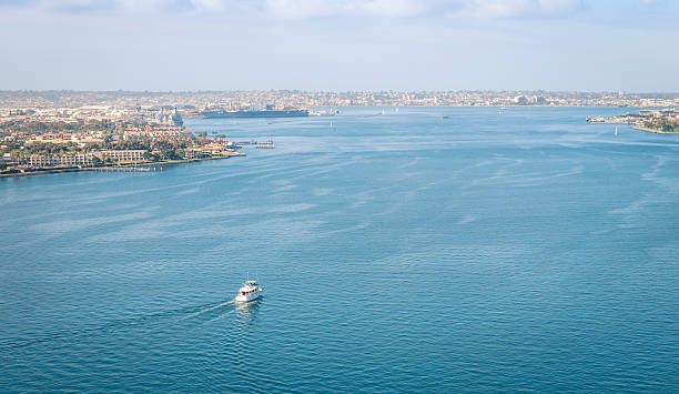 baie de san diego depuis le pont de coronado, californie, états-unis - coronado bay bridge san diego california skyline california photos et images de collection