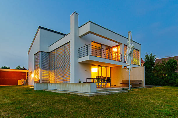 arquitectura moderna casa hogar iluminado en el crepúsculo - bauhaus architecture fotografías e imágenes de stock