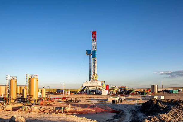 fratturazione idraulica fracking drill presentazione sulla prateria al crepuscolo - drilling equipment foto e immagini stock