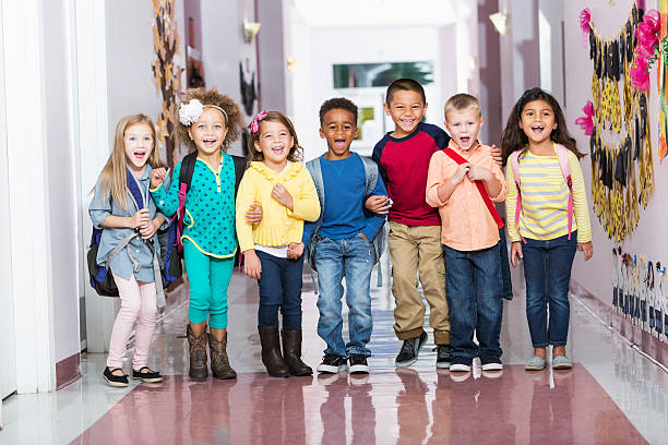 grupo multirracial de niños en edad preescolar corredor - elementary student child laughing group of people fotografías e imágenes de stock