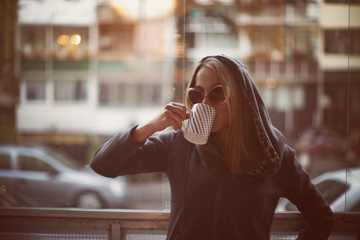 Mujer joven bebiendo café por la mañana hasta tarde photo