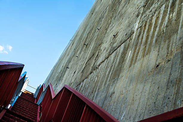 le scale di metallo sul muro di cemento grigio - concrete wall railing metal bannister foto e immagini stock