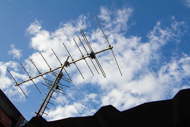 antenna sul tetto - television aerial immagine foto e immagini stock