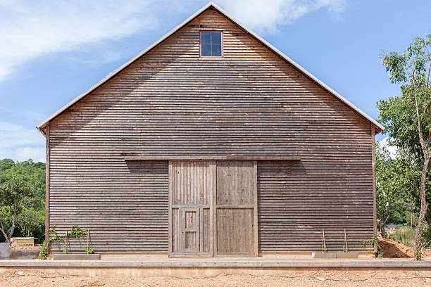 ferme hangar en bois/grange en bois et de ciel bleu. - barn red old door photos et images de collection