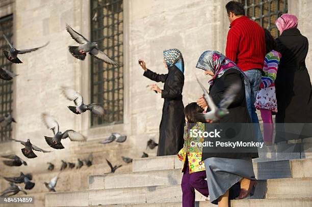 Las Familias Que Visitan Mezquita De Estambul Turquía Foto de stock y más banco de imágenes de Adulto