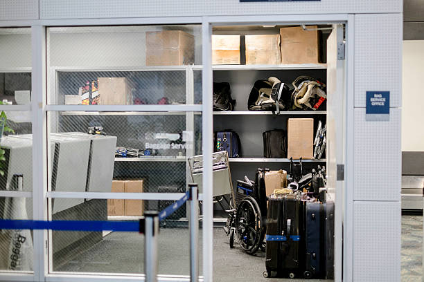 aeropuerto de equipaje - oficina de objetos perdidos fotografías e imágenes de stock