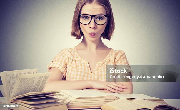 Śmieszna Dziewczyna Student Z Okulary Czytanie Książek - zdjęcia stockowe i więcej obrazów Biały