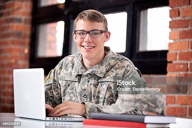 Photo libre de droit de Jeune Soldat Américain banque d'images et plus d'images libres de droit de Armée - Armée, Lunettes de vue, Apprentissage