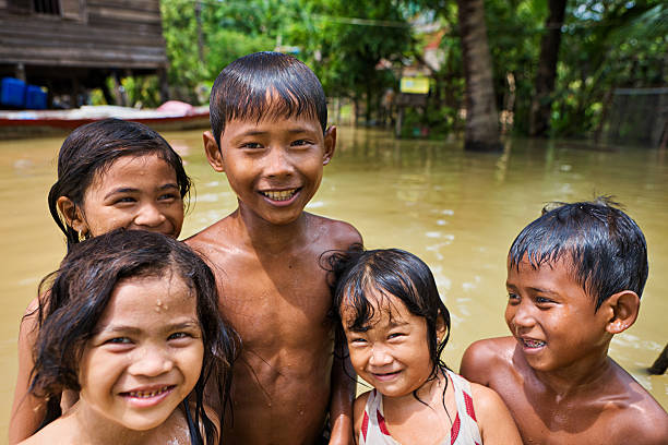 어린이 지역에서 기간 동안 홍수, 캄보디아 - flood people asia cambodia 뉴스 사진 이미지