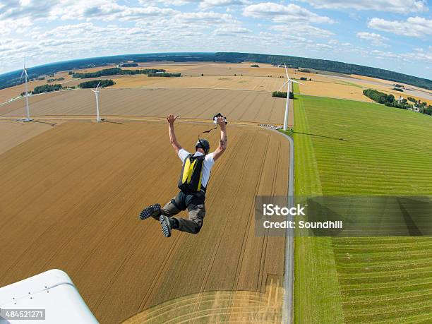 Foto de A O Salto e mais fotos de stock de Salto de fé - Salto de fé, Autoconfiança, Aventura