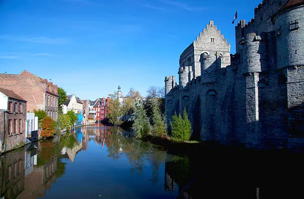 Protected by calm water channels, the Gravensteen Castle in Gent , the third largest city in Belgium, was built in 1180 and makes up the beauty of the scenery of this city known as the Pearl of Flanders .