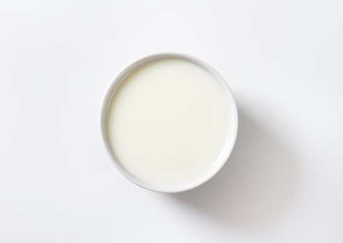 Tazón de leche fresca photo