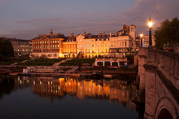 richmond riverside ao anoitecer - richmond upon thames - fotografias e filmes do acervo