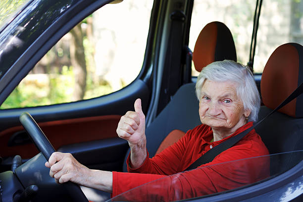 starsza kobieta jazdy - driving senior adult car women zdjęcia i obrazy z banku zdjęć