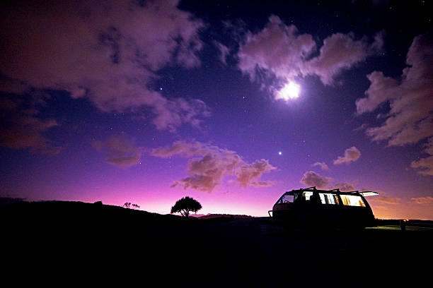 combi van à noite - semi truck vehicle trailer truck empty - fotografias e filmes do acervo