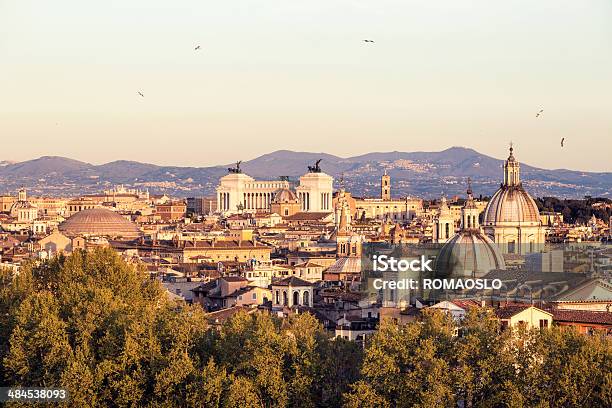 Roman Citscape Panorama Al Tramonto Roma Italia - Fotografie stock e altre immagini di Altare Della Patria - Altare Della Patria, Ambientazione esterna, Aprile