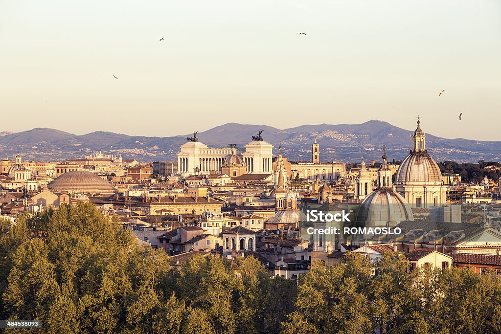 Roman citscape panorama do pôr-do-sol, Roma, Itália - Foto de stock de Abril royalty-free