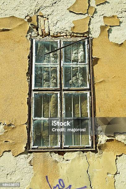 Alte Fenster Stockfoto und mehr Bilder von Abgerissen - Abgerissen, Alt, Außenaufnahme von Gebäuden