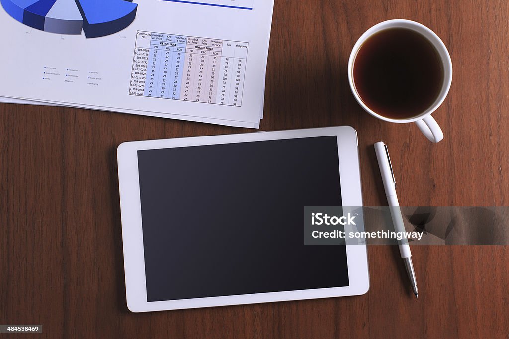 Bianco tablet con schermo digitale sulla Scrivania business - Foto stock royalty-free di Affari