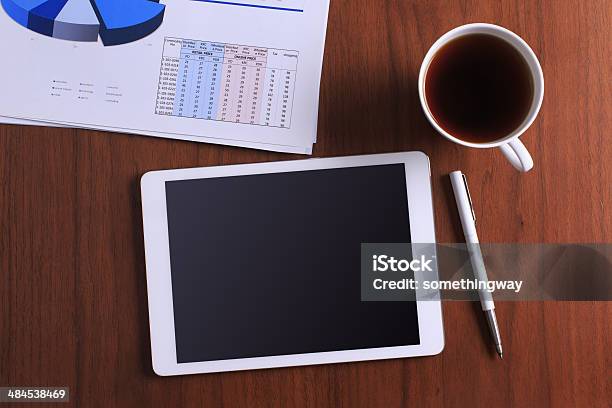 Bianco Tablet Con Schermo Digitale Sulla Scrivania Business - Fotografie stock e altre immagini di Affari
