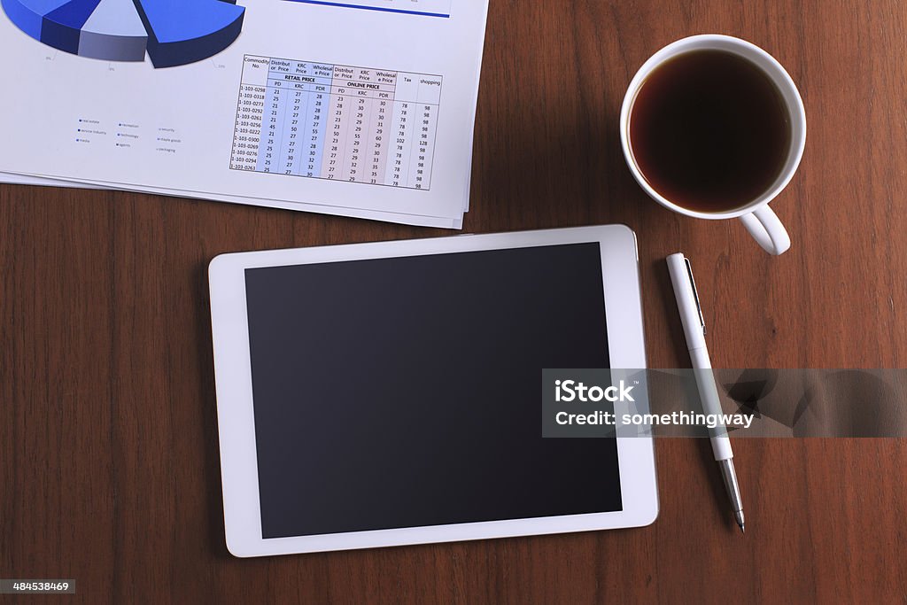 digital tablet com tela em branco na mesa de trabalho - Foto de stock de Agenda Eletrônica royalty-free