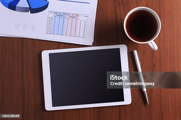 Foto de Digital Tablet Com Tela Em Branco Na Mesa De Trabalho e mais fotos de stock de Agenda Eletrônica