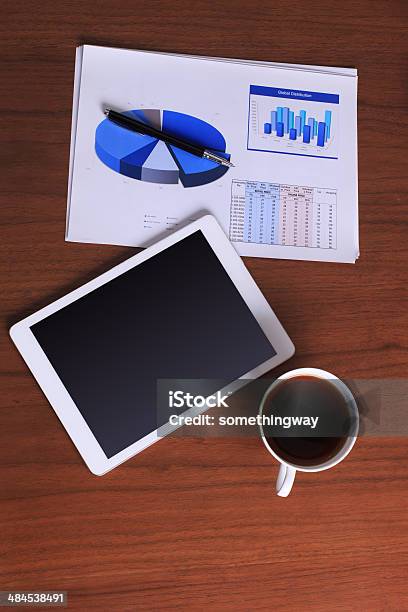 Weißer Bildschirm Digital Tablet Auf Schreibtisch Stockfoto und mehr Bilder von Ansicht aus erhöhter Perspektive - Ansicht aus erhöhter Perspektive, Arbeiten, Ausrüstung und Geräte
