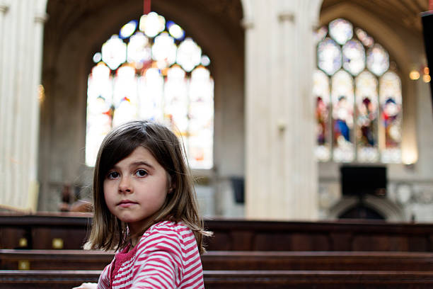 menina na igreja - pew imagens e fotografias de stock