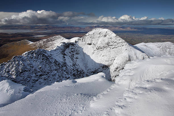 carrauntoohil - macgillicuddys reeks foto e immagini stock