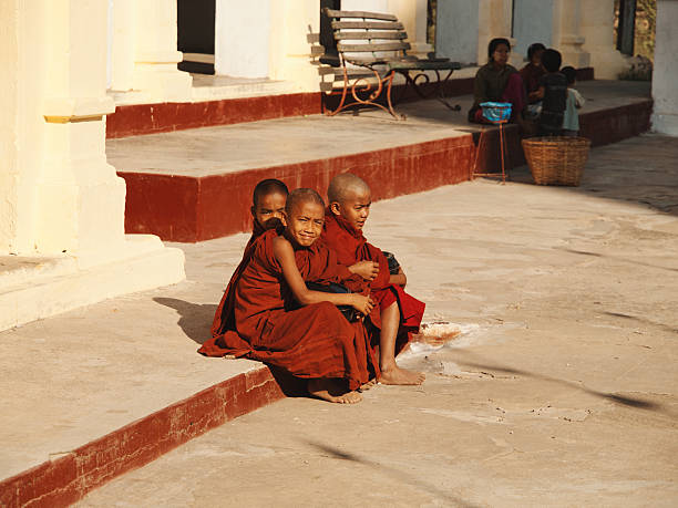 бирманский молодые монахи в shwezigon pagoda, паган - shwezigon paya стоковые фото и изображения