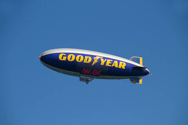 goodyear ballon dirigeable - goodyear blimp photos et images de collection